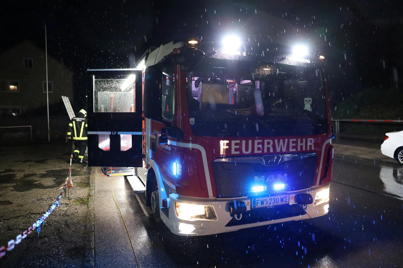 Schwere Hagel-Gewitter mit Sturmböen und starkem Regen sind am Sonntagabend und in der Nacht auf Montag über Österreich gezogen. Die Unwetter richteten schwere Schäden an, die Feuerwehren standen im Dauereinsatz.