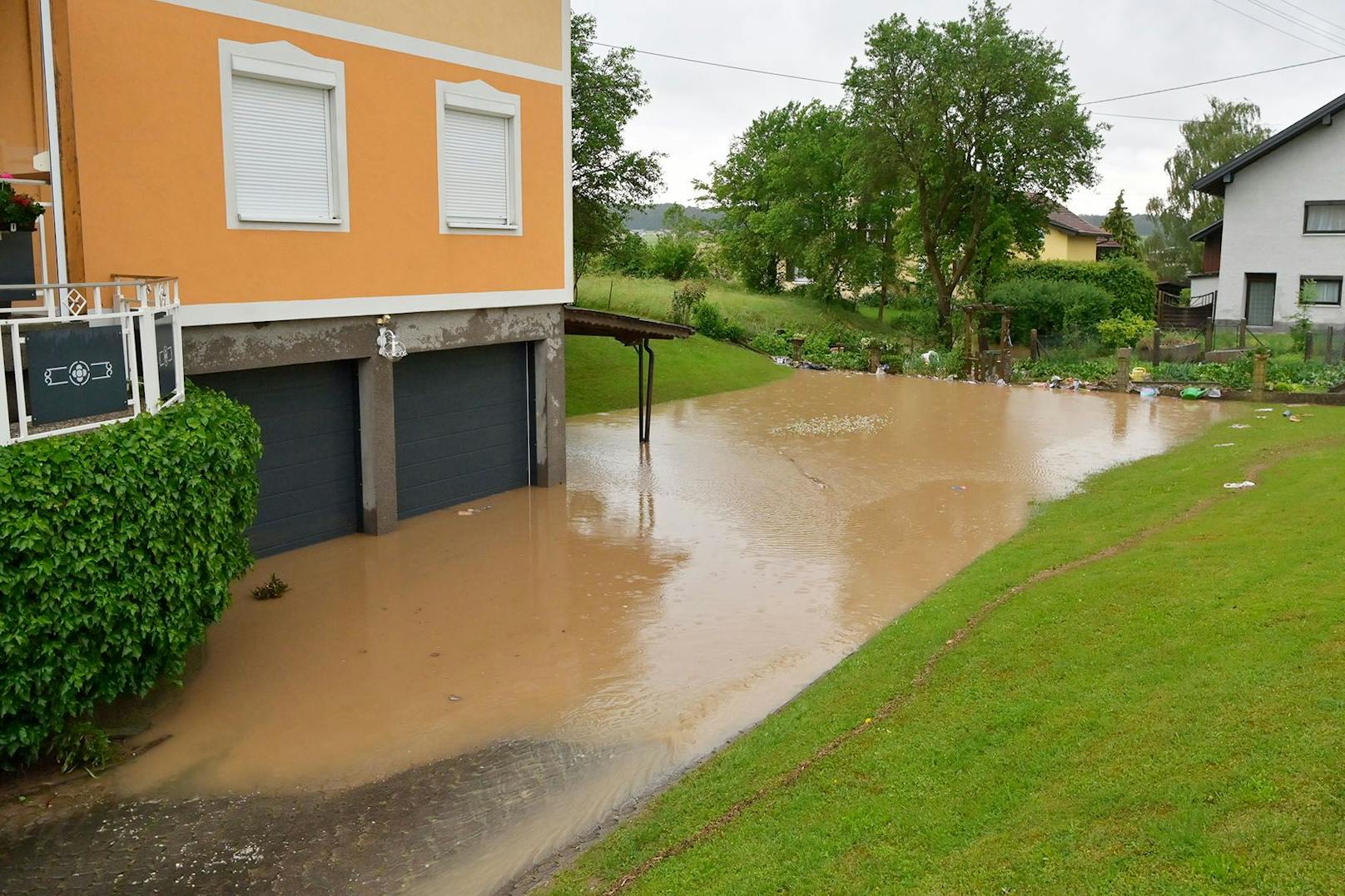 Schwere Hagel-Gewitter mit Sturmböen und starkem Regen sind am Sonntagabend und in der Nacht auf Montag über Österreich gezogen. Die Unwetter richteten schwere Schäden an, die Feuerwehren standen im Dauereinsatz.