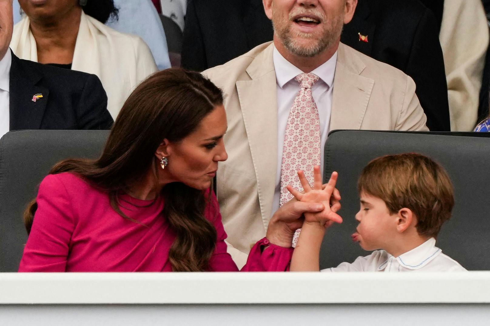 Prinz Louis sorgt bei öffentlichen Auftritten gerne mal für Faxen. Mama Kate gefällt das weniger.