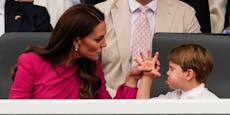 Frech! Prinz Louis zeigt Herzogin Kate die Zunge