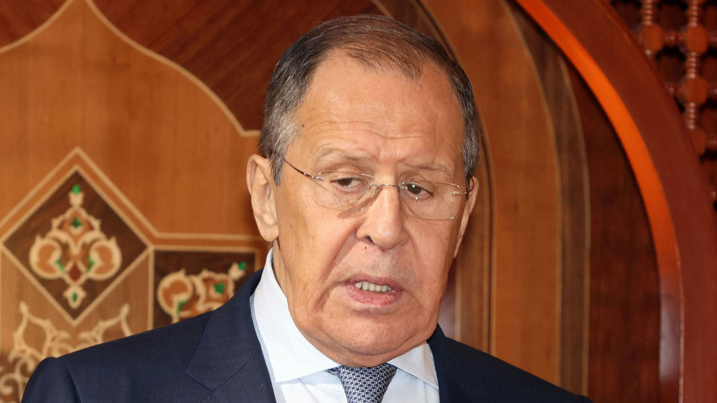 Download von www.picturedesk.com am 06.06.2022 (11:17).  Russia's Foreign Minister Sergei Lavrov gives a joint press conference with his Omani counterpart following their meeting in Muscat on May 11, 2022. (Photo by MOHAMMED MAHJOUB / AFP) - 20220511_PD3724 - Rechteinfo: Rights Managed (RM) Nur für redaktionelle Nutzung! Werbliche Nutzung erfordert Freigabe: bitte schicken Sie uns eine Anfrage.