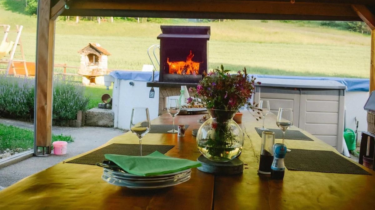 Das deutsche Inserat des Bauernhofs Pré-Voirmais in Saulcy JU auf Airbnb verdutzte eine News-Scout.