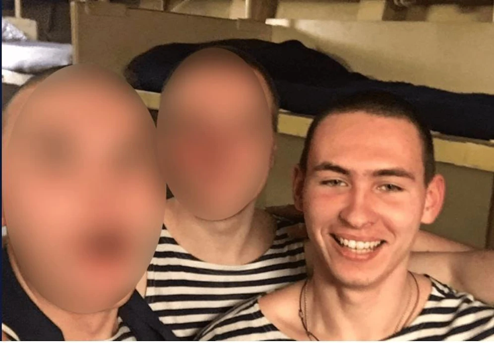 Egor Shkrebets, der auf der Moskwa als Besatzungsmitglied im Einsatz war, verstarb wohl beim Untergang am 14. April. Seither äussert sich sein Vater immer wieder kritisch über das Regime.