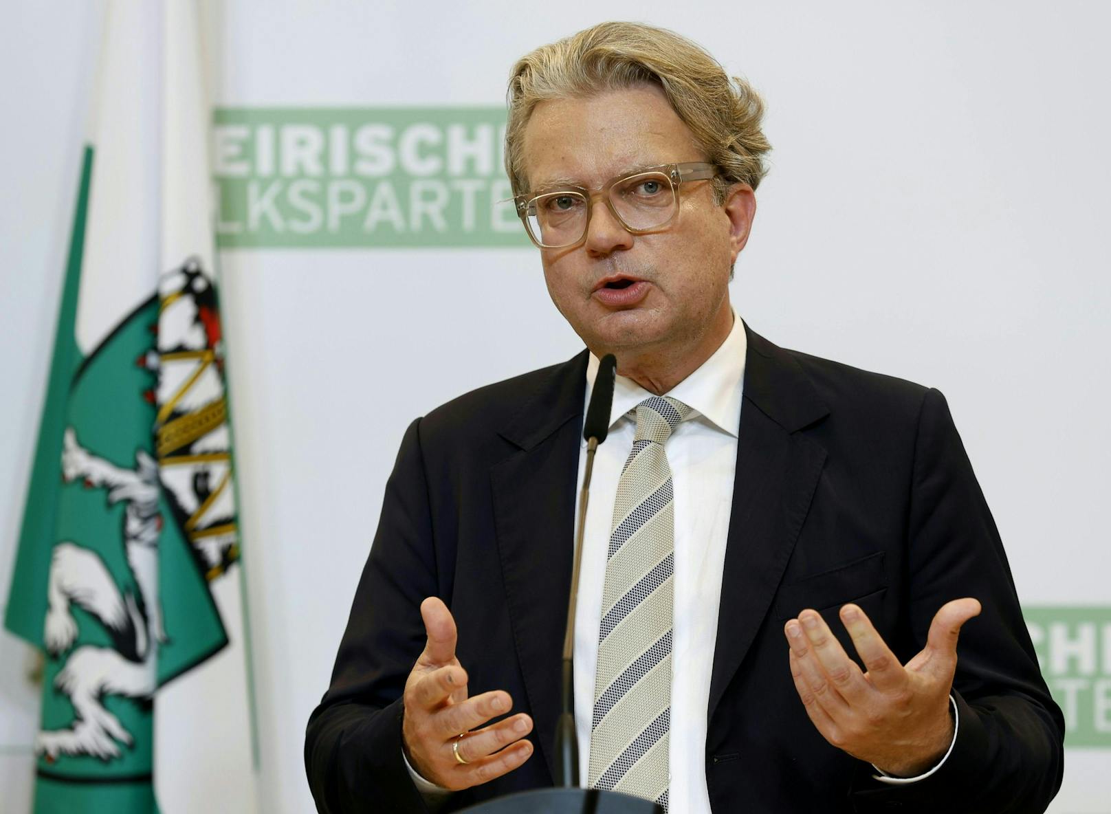 Der steirische Landeshauptmann Christopher Drexler (ÖVP) bekennt sich trotz Mega-Gehalts zur Mittelschicht.