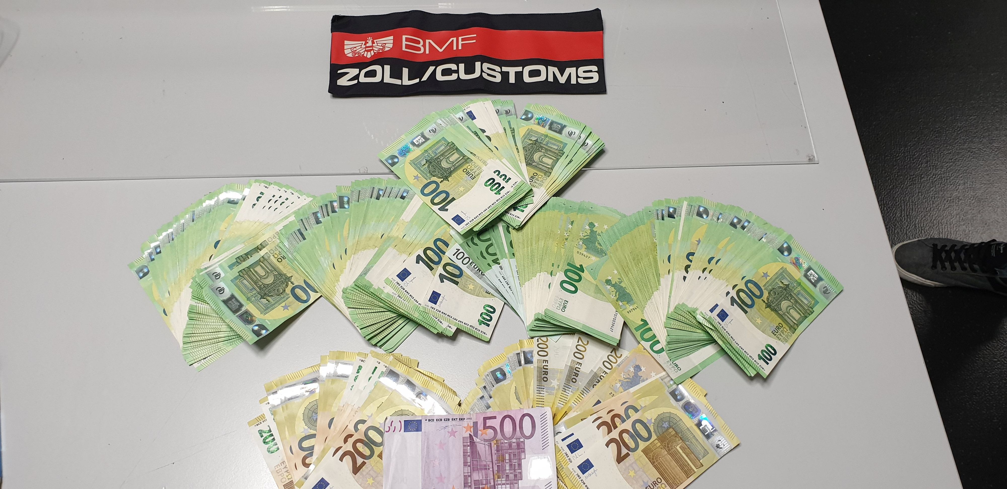 Der Zoll stellte bei dem Wiener 61.000 Euro in bar sicher.