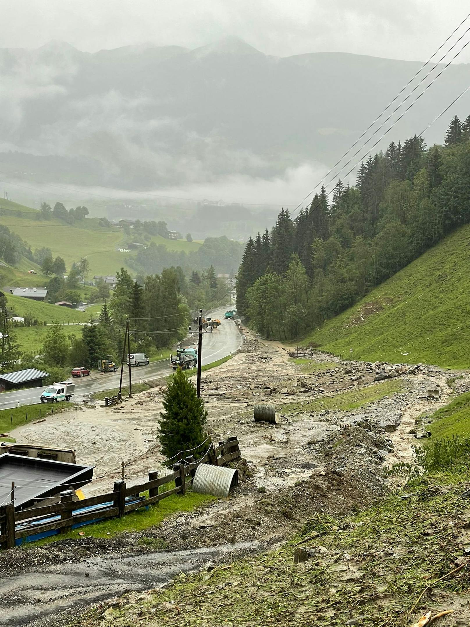 Die starken Regenfälle haben am 6. Juni 2022 im Salzburger Oberpinzgau mehrere Muren ausgelöst und einige Gewässer über die Ufer treten lassen.