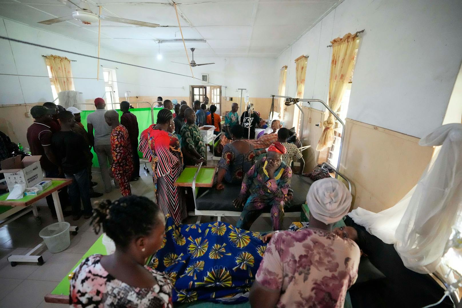 Unbekannte bewaffnete Männer überfielen am Sonntag, den 05. Juni, die katholische Kirche St. Francis in der Stadt Owo im Bundesstaat Ondo im Südwesten Nigerias. Christen feierten gerade ihren Pfingstgottesdienst. Die Angreifer töteten laut Medienberichten etwa 100 Menschen und entführten laut BBC den leitenden Priester und eine unbekannte Zahl von Gottesdienstbesuchern.