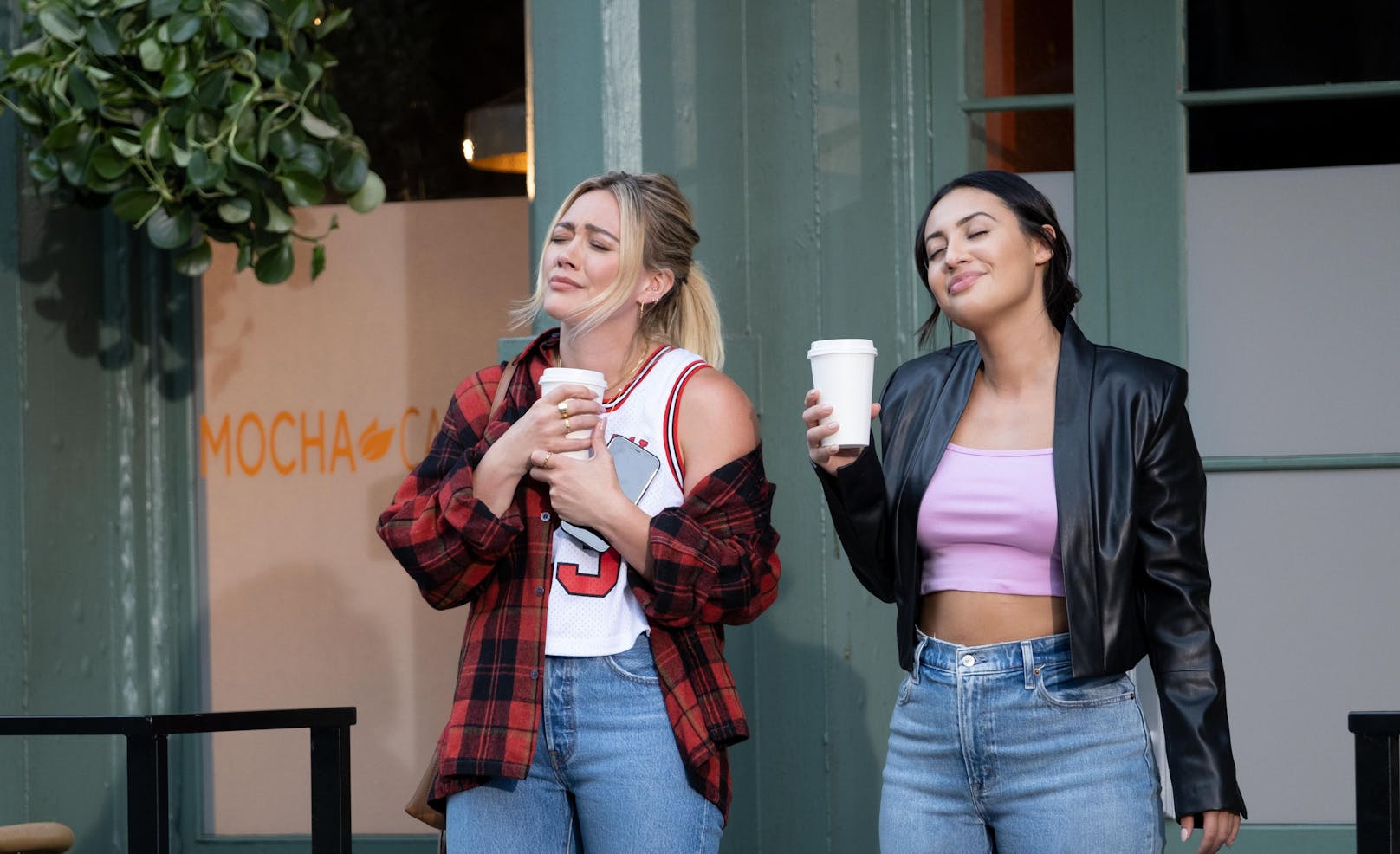 Sophie (Hilary Duff) und Valentina (Francia Raisa) scheinen ihren Coffee-To-Go zu genießen.