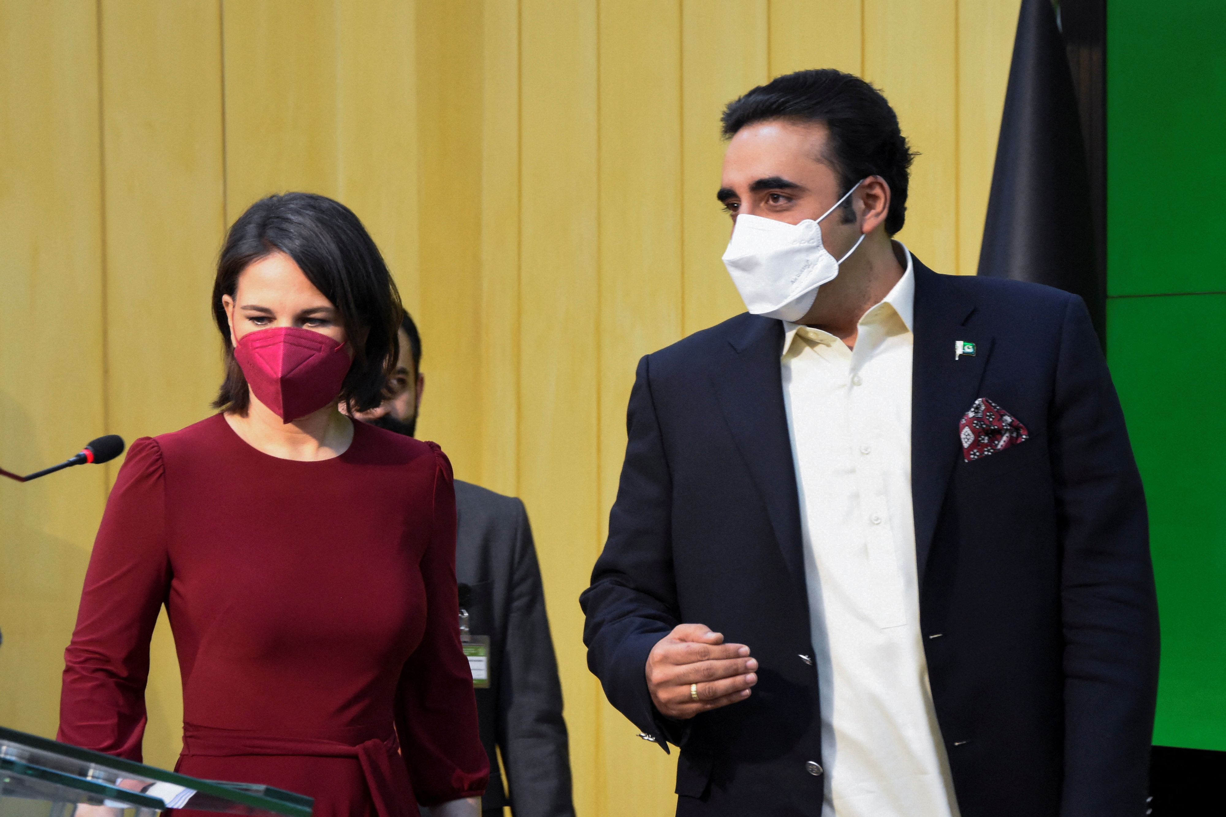 Baerbock bei einem politischen Treffen in Pakistan mit Außenminister Bilawal Bhutto Zardari.