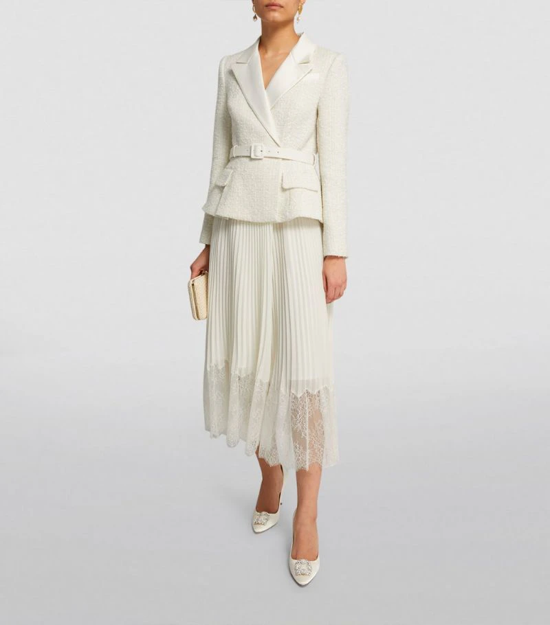Das Kleid von Self Portrait gab es bei Harrods um ca. 450 Euro. Jetzt ist es ausverkauft.