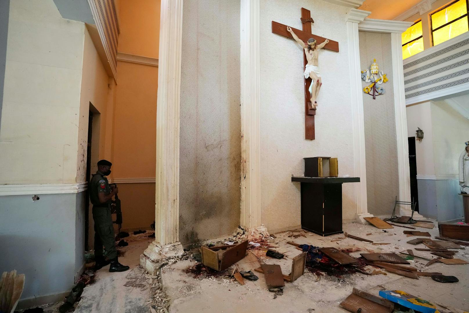 Unbekannte bewaffnete Männer überfielen am Sonntag, den 05. Juni, die katholische Kirche St. Francis in der Stadt Owo im Bundesstaat Ondo im Südwesten Nigerias. Christen feierten gerade ihren Pfingstgottesdienst. Die Angreifer töteten laut Medienberichten etwa 100 Menschen und entführten laut BBC den leitenden Priester und eine unbekannte Zahl von Gottesdienstbesuchern.