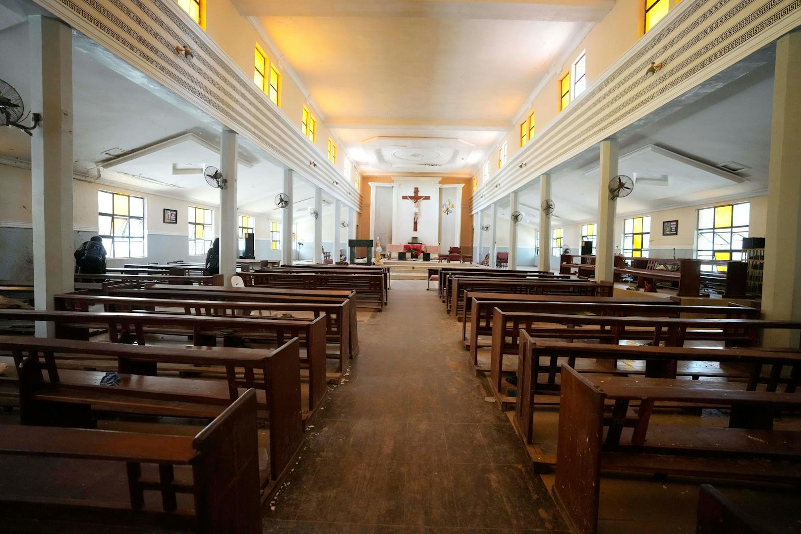 Unbekannte bewaffnete Männer überfielen am Sonntag, den 05. Juni, die katholische Kirche St. Francis in der Stadt Owo im Bundesstaat Ondo im Südwesten Nigerias. Christen feierten gerade ihren Pfingstgottesdienst. Die Angreifer töteten laut Medienberichten etwa 100 Menschen und entführten laut BBC den leitenden Priester und eine unbekannte Zahl von Gottesdienstbesuchern.