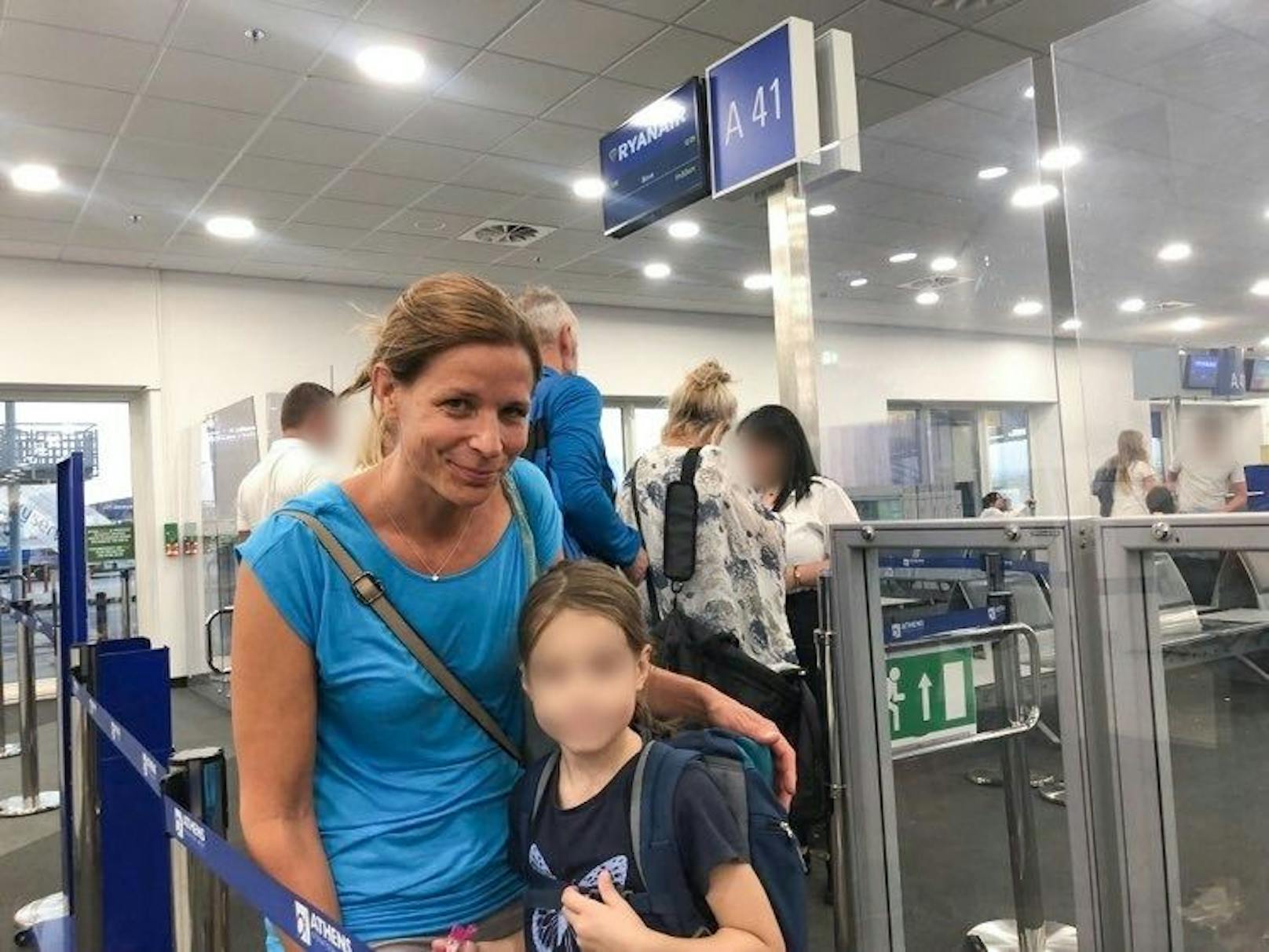 Flugchaos am Pfingstmontag: Die Wienerin Christiane H. und ihre Tochter steckten den ganzen Tag am Flughafen in Athen fest und warteten auf ihren Rückflug.