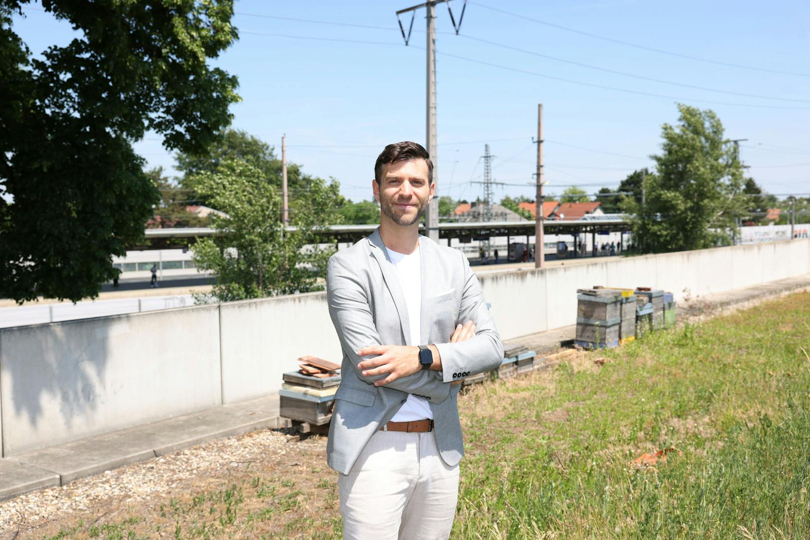 Der Wiener Linien-Klimapionier Peter Peternell stellt sein Projekt&nbsp;<strong>"Eine Wiener Linien-Biene für jede*n Wiener*in"</strong> vor.