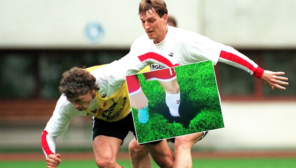 Andi Herzog (r.) macht Toni Polster für das 