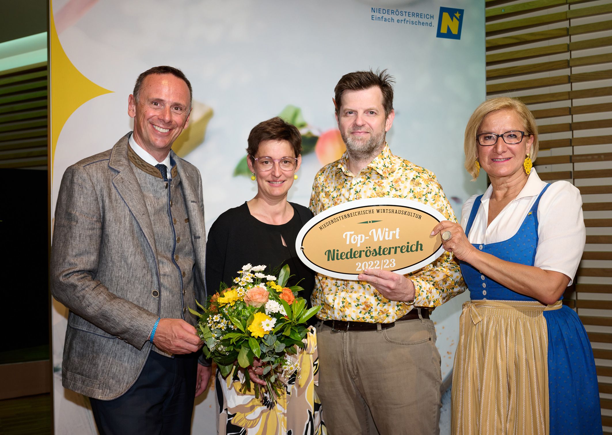 Von rechts nach links: Mikl-Leitner, Gewinner-Wirte Floh, Landesrat Danninger