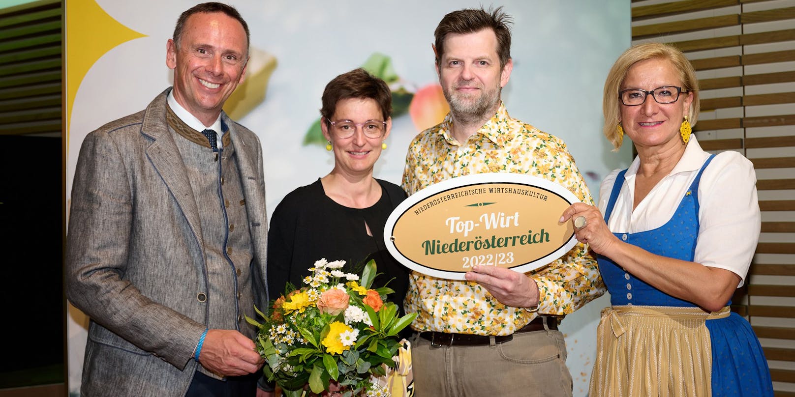Von rechts nach links: Mikl-Leitner, Gewinner-Wirte Floh, Landesrat Danninger