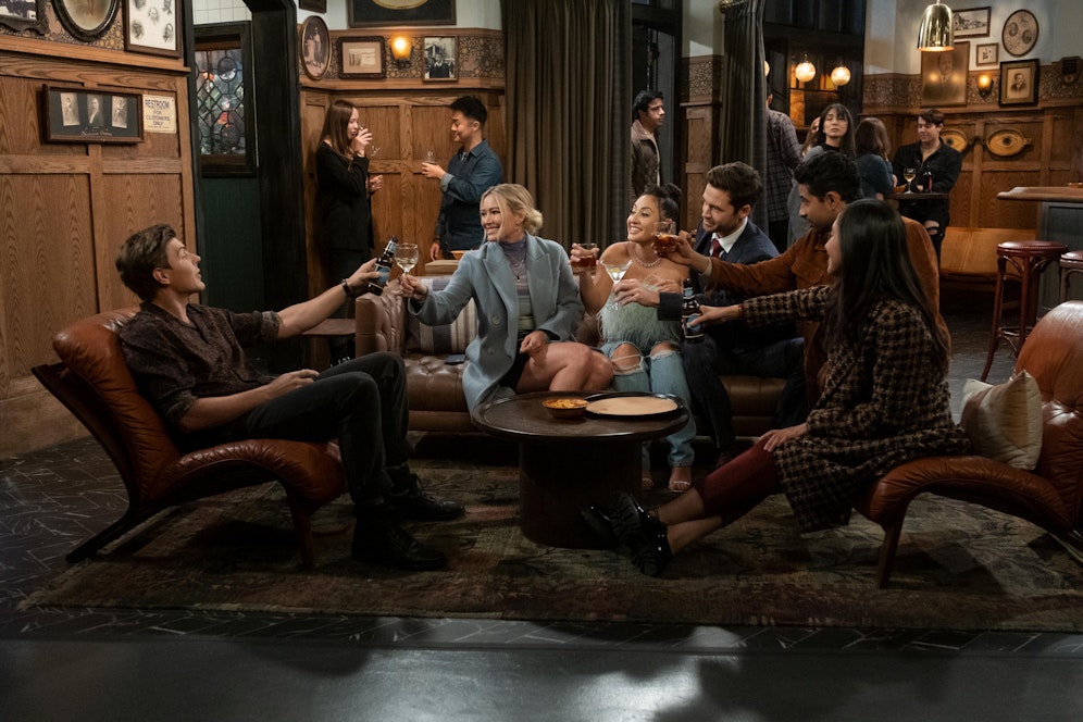 Jesse (Chris Lowell), Sophie (Hilary Duff), Valentina (Francia Raisa), Charlie (Tom Ainsley), Sid (Suraj Sharma) und Ellen (Tien Tran)