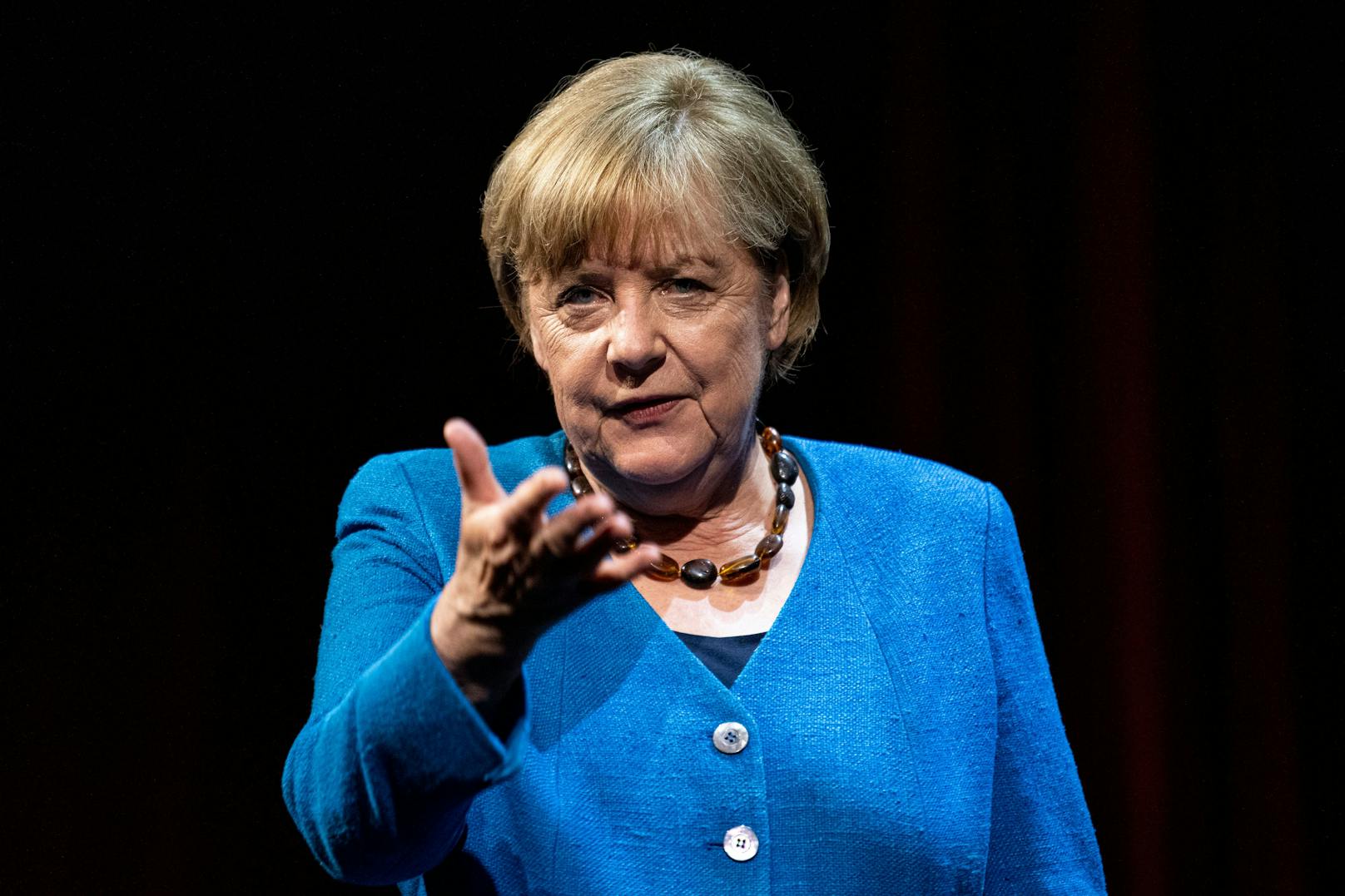 Die frühere deutsche Bundeskanzlerin Angela Merkel äußerte sich am Dienstag (07.06.2022) zum ersten Mal seit ihrem Ausscheiden aus der Politik öffentlich. 
