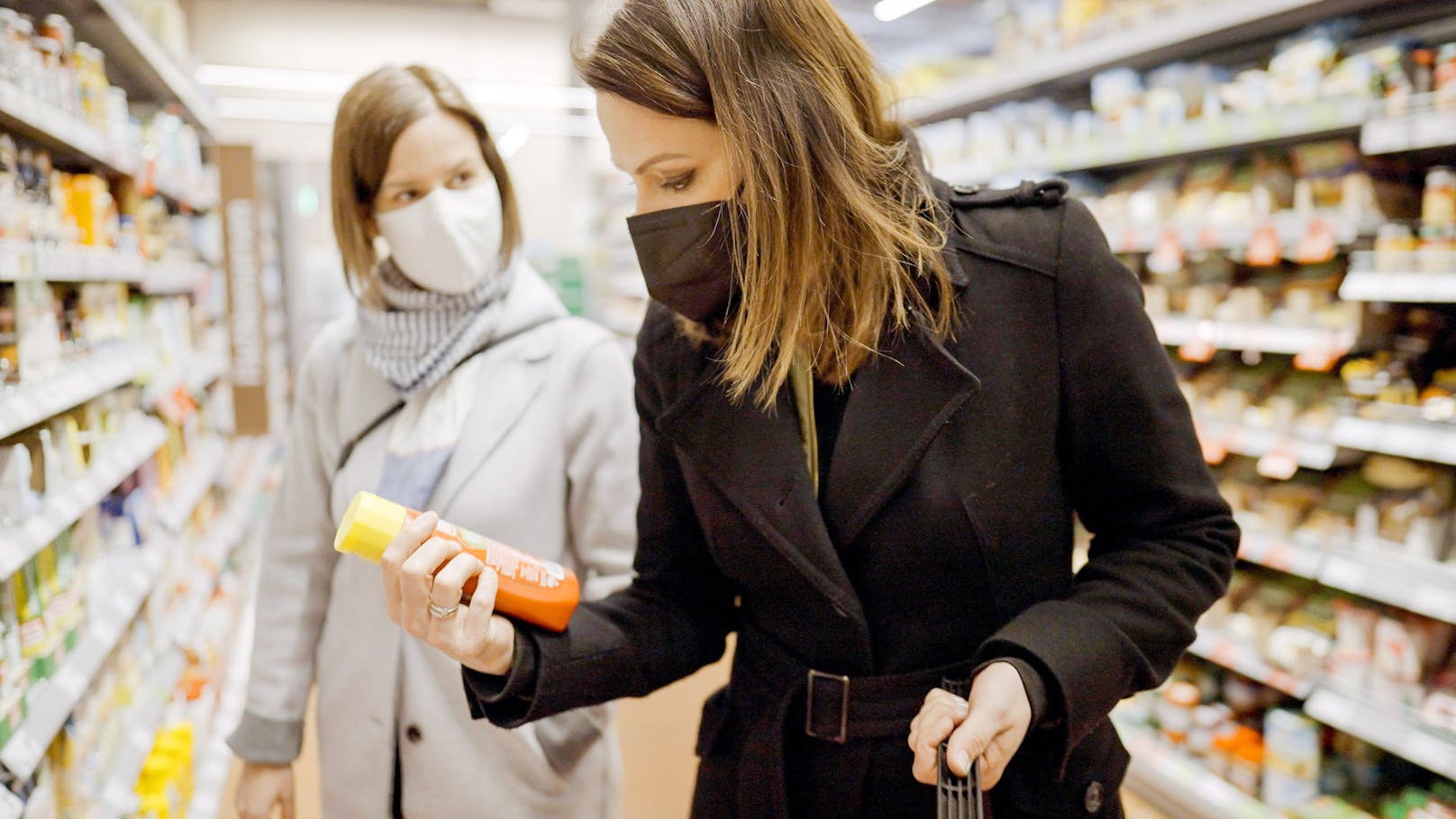 Lisa Gadenstätter mit Lisa Kernegger von FoodWatch beim Einkaufen im Supermarkt.