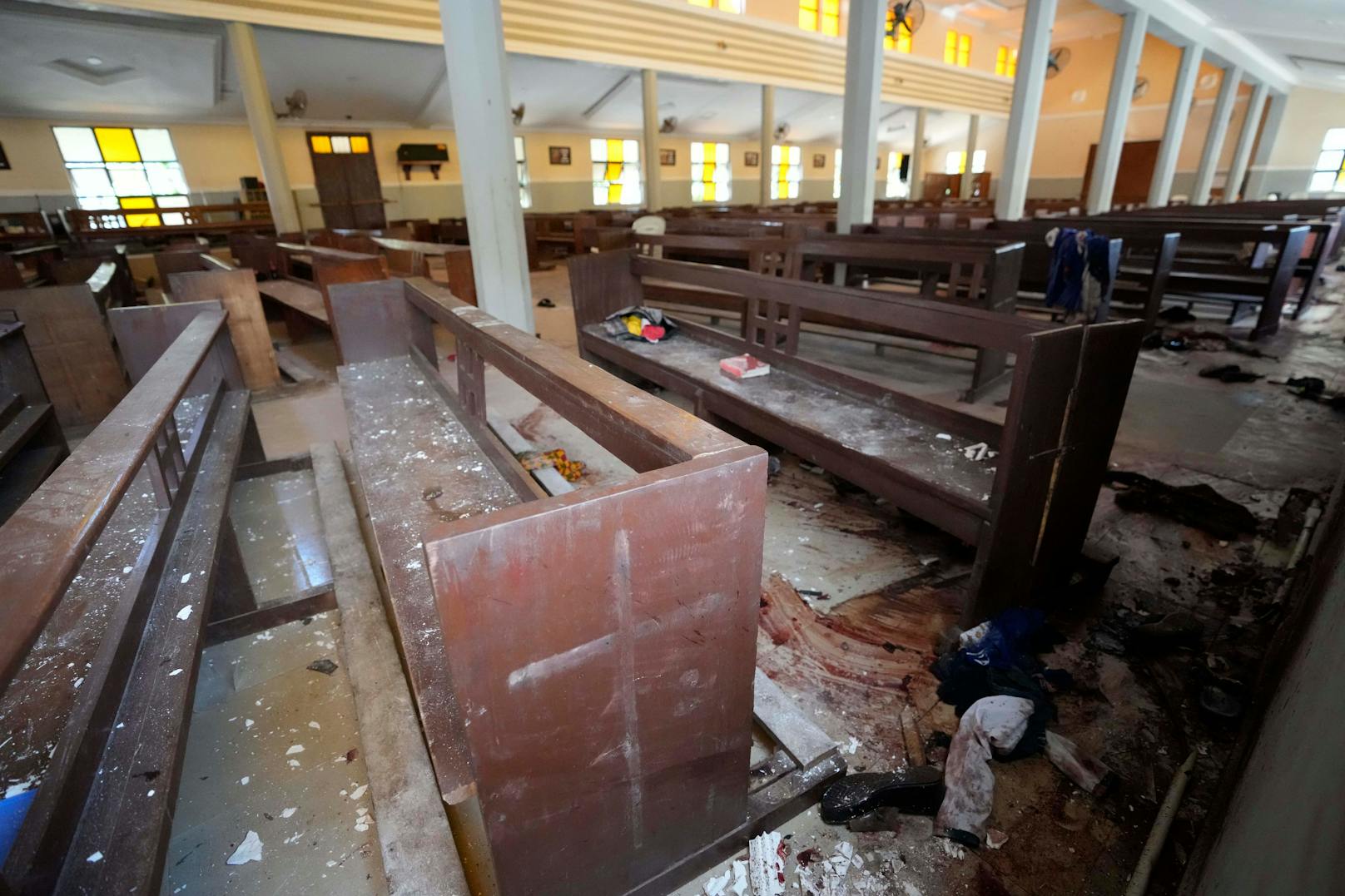 Unbekannte bewaffnete Männer überfielen am Sonntag, den 05. Juni, die katholische Kirche St. Francis in der Stadt Owo im Bundesstaat Ondo im Südwesten Nigerias. Christen feierten gerade ihren Pfingstgottesdienst. Die Angreifer töteten laut Medienberichten etwa 100 Menschen und entführten laut BBC den leitenden Priester und eine unbekannte Zahl von Gottesdienstbesuchern.