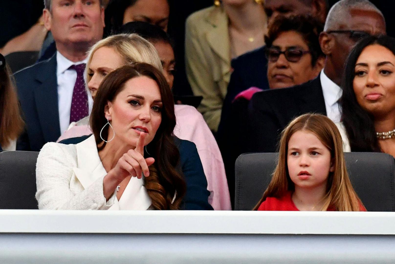 Entzückend: Princess Charlotte durfte mit ihrer Mama zum Konzert in den Buckingham Palace Garten.
