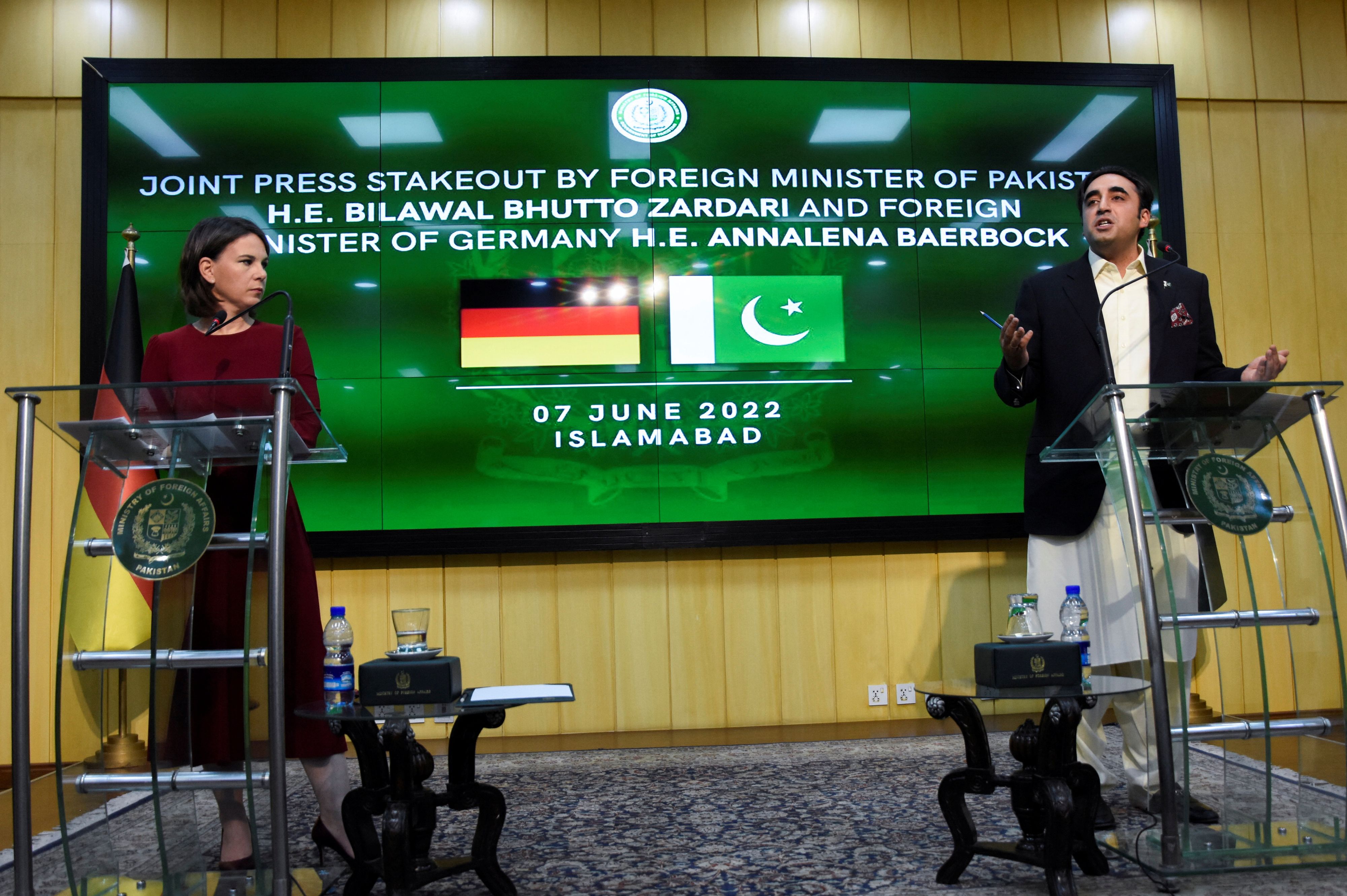 Der pakistanische Außenminister Bilawal Bhutto Zardari und die deutsche Außenministerin Annalena Baerbock sprechen bei einer gemeinsamen Medienrunde im Büro des Außenministeriums in Islamabad, Pakistan, am 7. Juni 2022. 