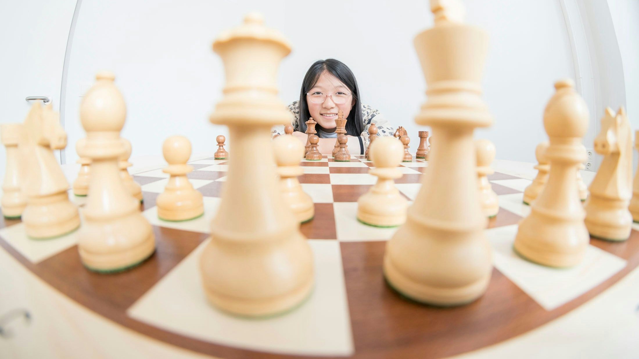 fototermin mit der 11 jährigen schachspielerin lana im goethehof, 20220523 foto: helmut graf/tageszeitung heute
