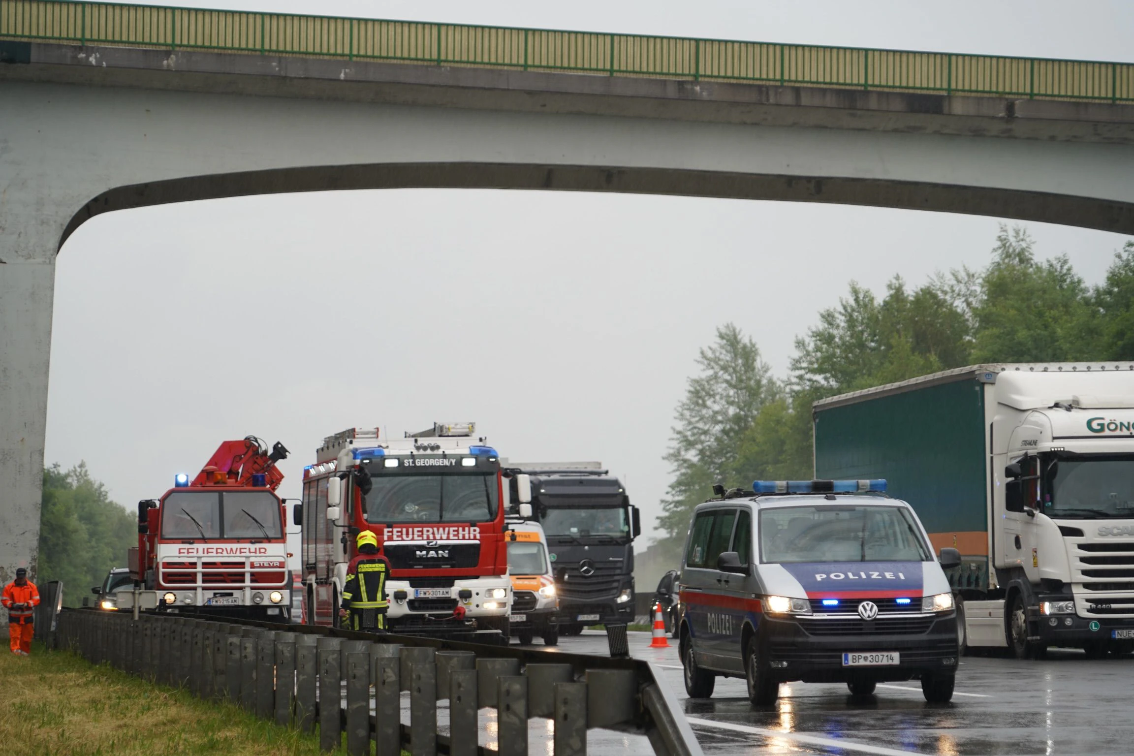 Vier Lkw bei Auffahrunfall auf der A1 beteiligt