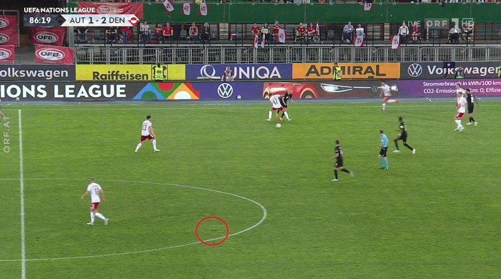 Das Loch im Rasen während des Nations-League-Spiels