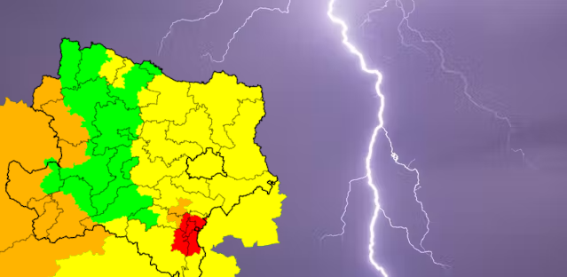 Über Wr. Neustadt entlädt sich eine Gewitterzelle.