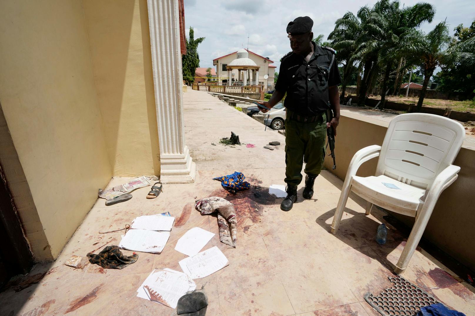 Unbekannte bewaffnete Männer überfielen am Sonntag, den 05. Juni, die katholische Kirche St. Francis in der Stadt Owo im Bundesstaat Ondo im Südwesten Nigerias. Christen feierten gerade ihren Pfingstgottesdienst. Die Angreifer töteten laut Medienberichten etwa 100 Menschen und entführten laut BBC den leitenden Priester und eine unbekannte Zahl von Gottesdienstbesuchern.