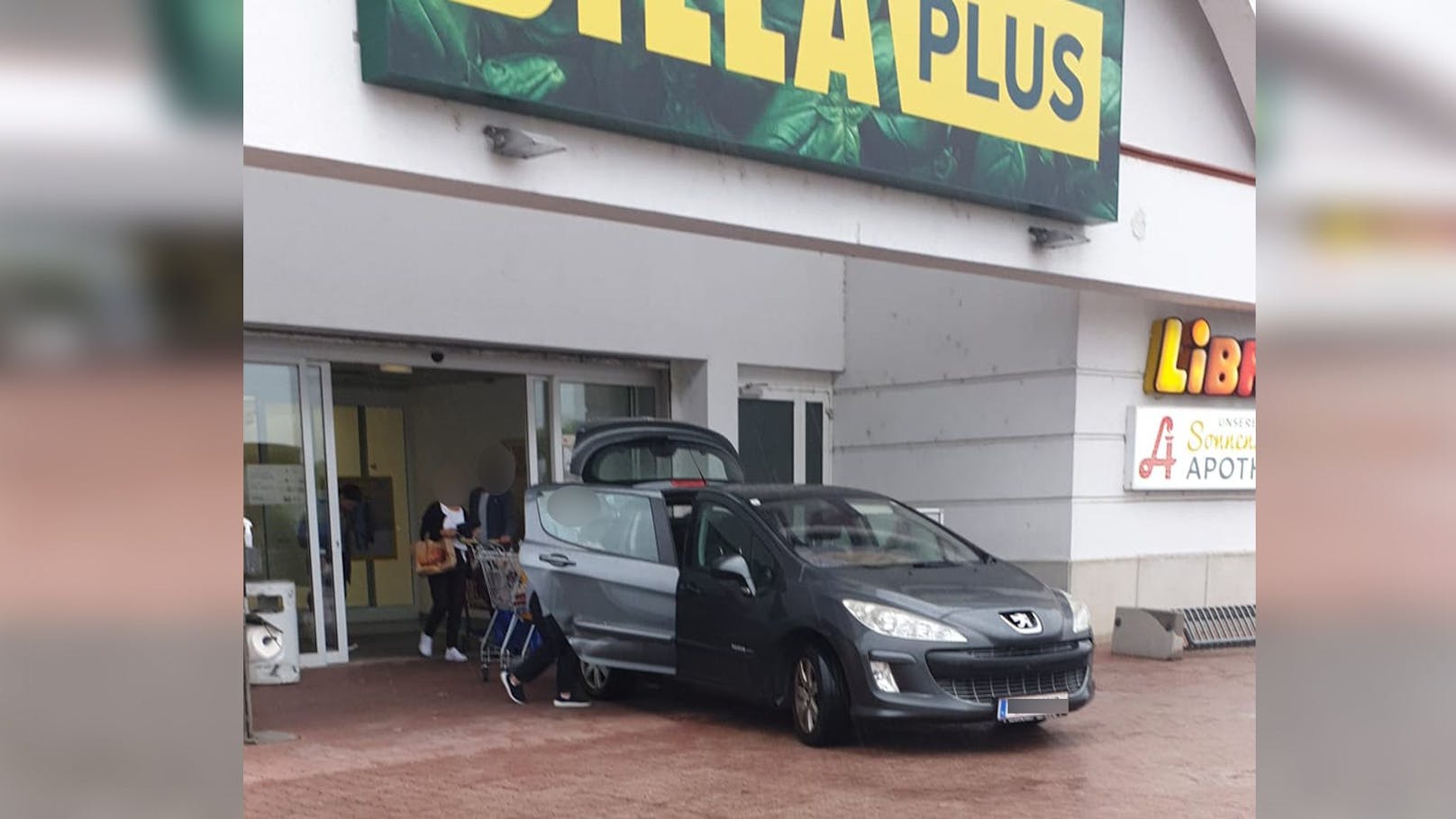 Um dem Regen zu entfliehen parkte, dieser Autofahrer einfach direkt vor dem Eingang des Ladens.