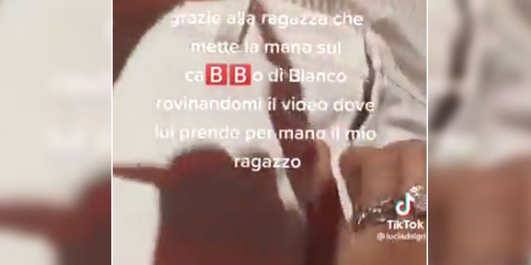 Während eines Konzerts von Blanco in Mailand fährt ein weiblicher Fan seine Hand mehrmals über das beste Stück des Sängers.