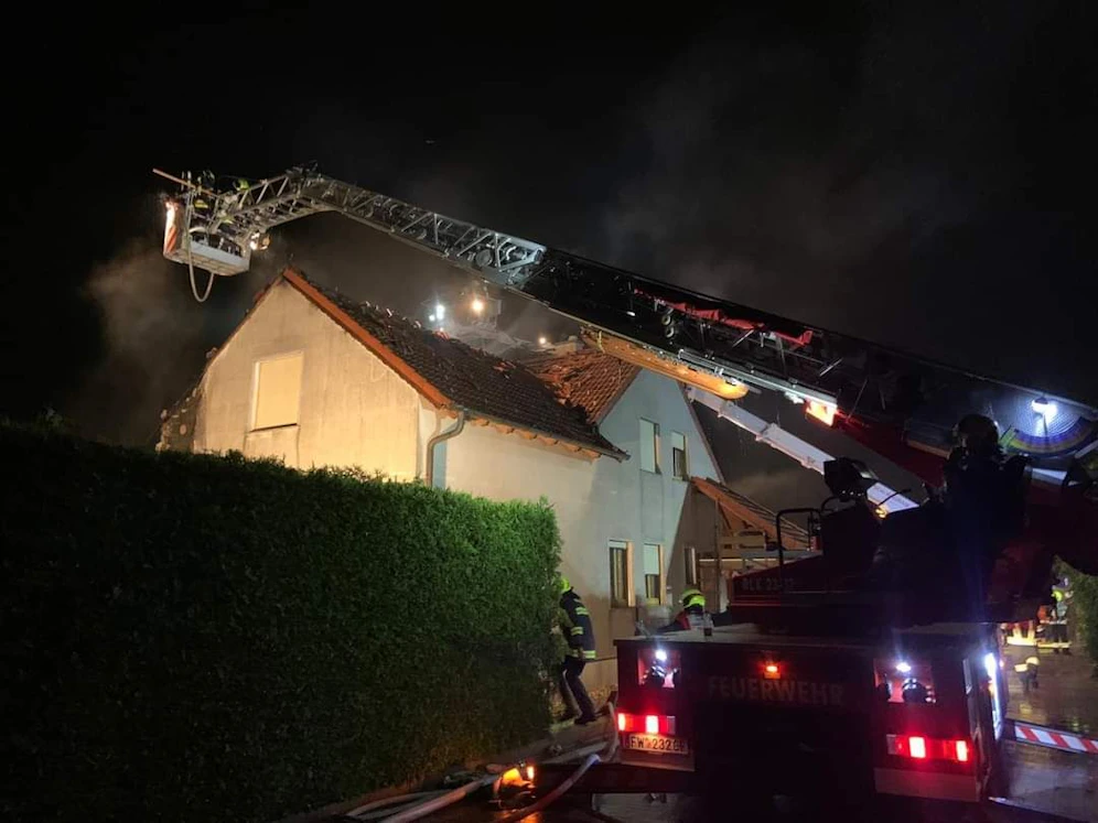Hausbrand: Ein Großaufgebot an Feuerwehrkräften löschte das Feuer.