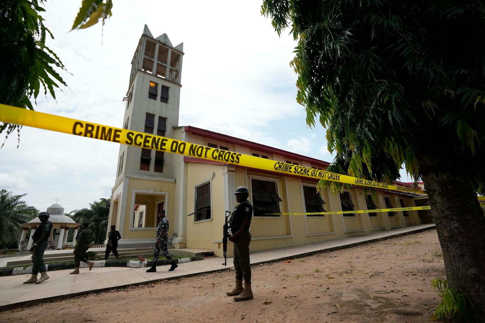 Unbekannte bewaffnete Männer überfielen am Sonntag, den 05. Juni, die katholische Kirche St. Francis in der Stadt Owo im Bundesstaat Ondo im Südwesten Nigerias. Christen feierten gerade ihren Pfingstgottesdienst. Die Angreifer töteten laut Medienberichten etwa 100 Menschen und entführten laut BBC den leitenden Priester und eine unbekannte Zahl von Gottesdienstbesuchern.