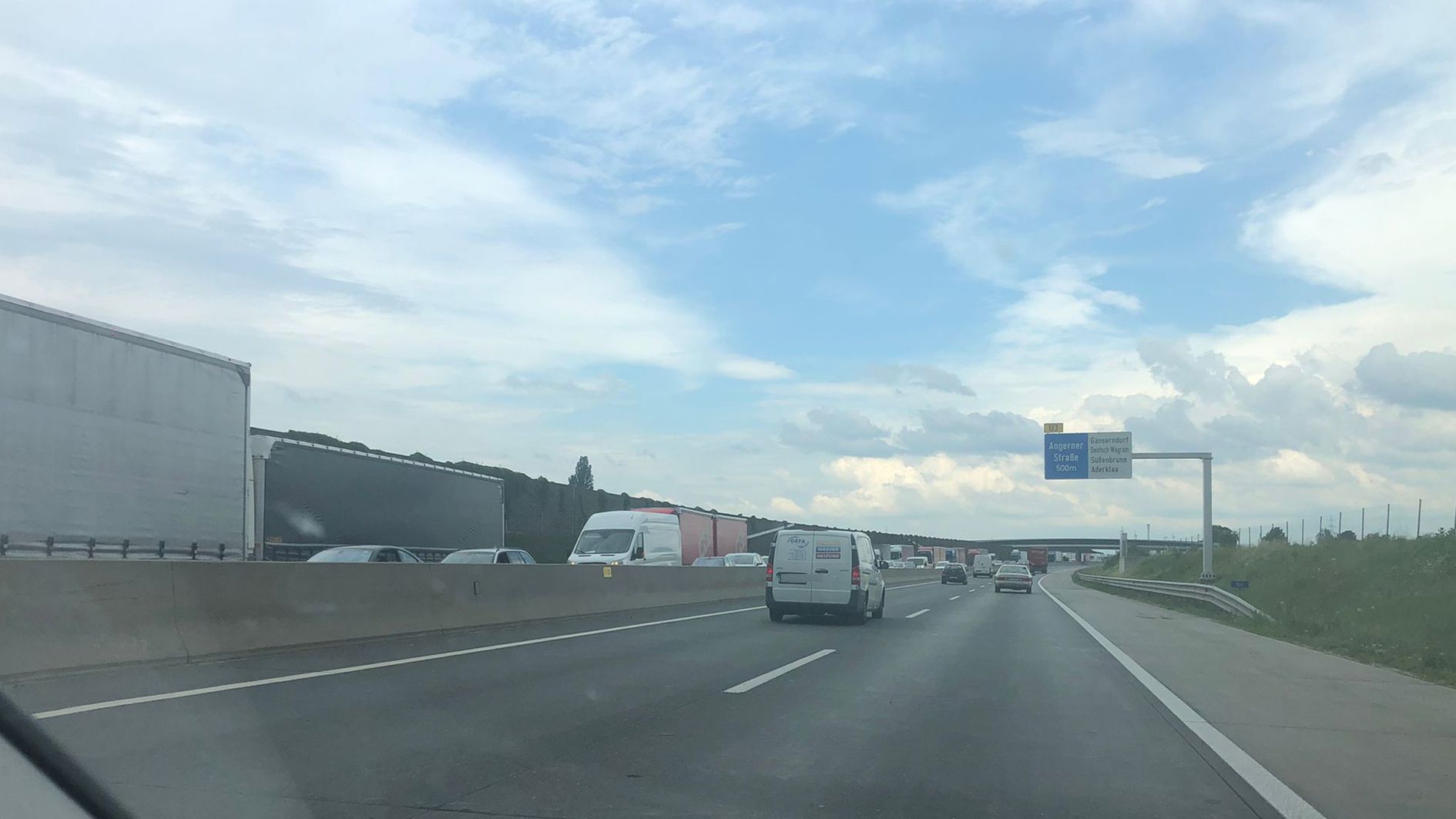 Grund für den riesigen Stau war ein Lkw-Unfall auf der A23 Richtung Wien.
