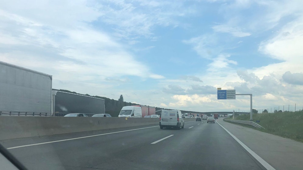 Grund für den riesigen Stau war ein Lkw-Unfall auf der A23 Richtung Kagran.