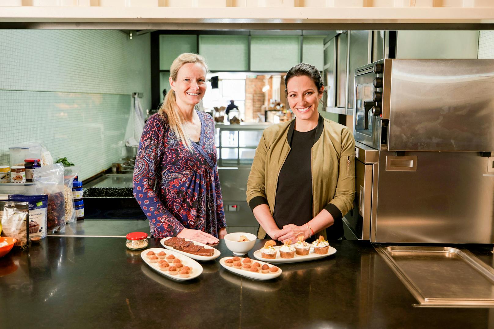 Lisa Gadenstätter backt gemeinsam mit Katalin Udvardy zuckerfreie Süßspeisen.