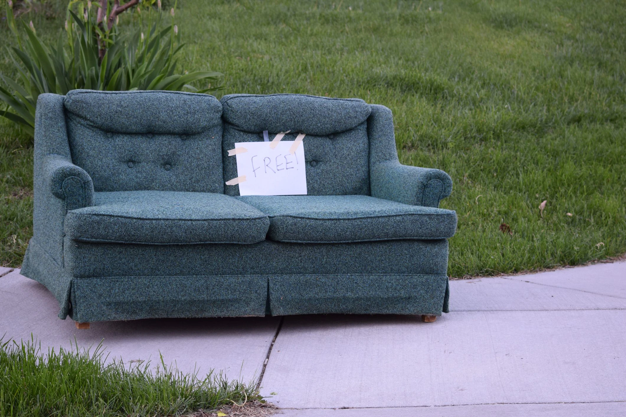 Die Couch wurde von ihren Besitzern gratis weitergegeben.