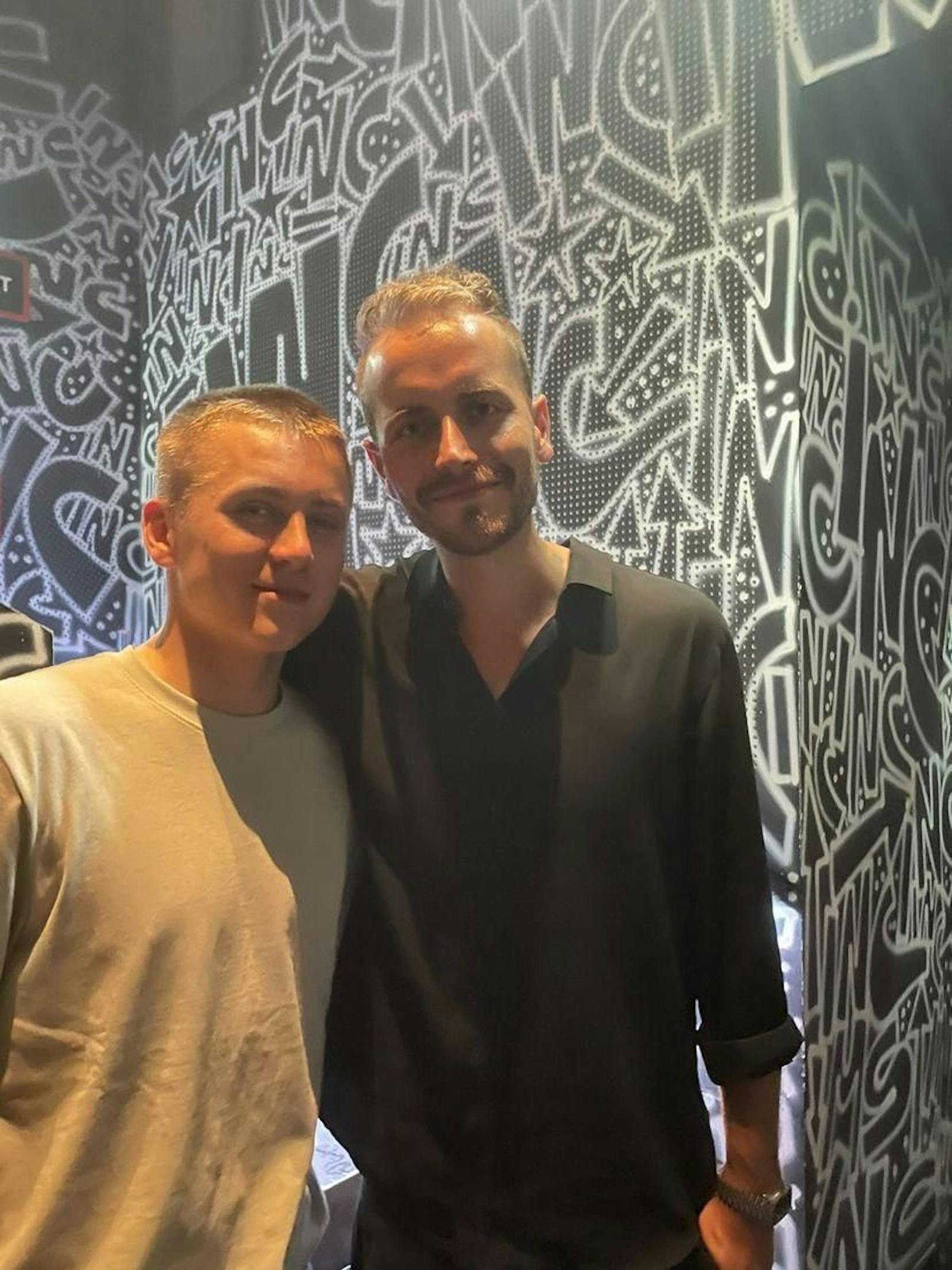 Julian im Club Inc mit einem Fan.