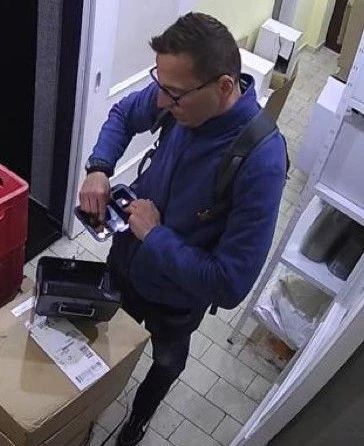 Dieser Mann wird von der Polizei gesucht.