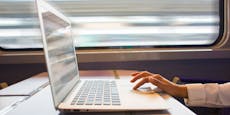 Frau vergisst Laptop im Zug, erlebt schöne Überraschung