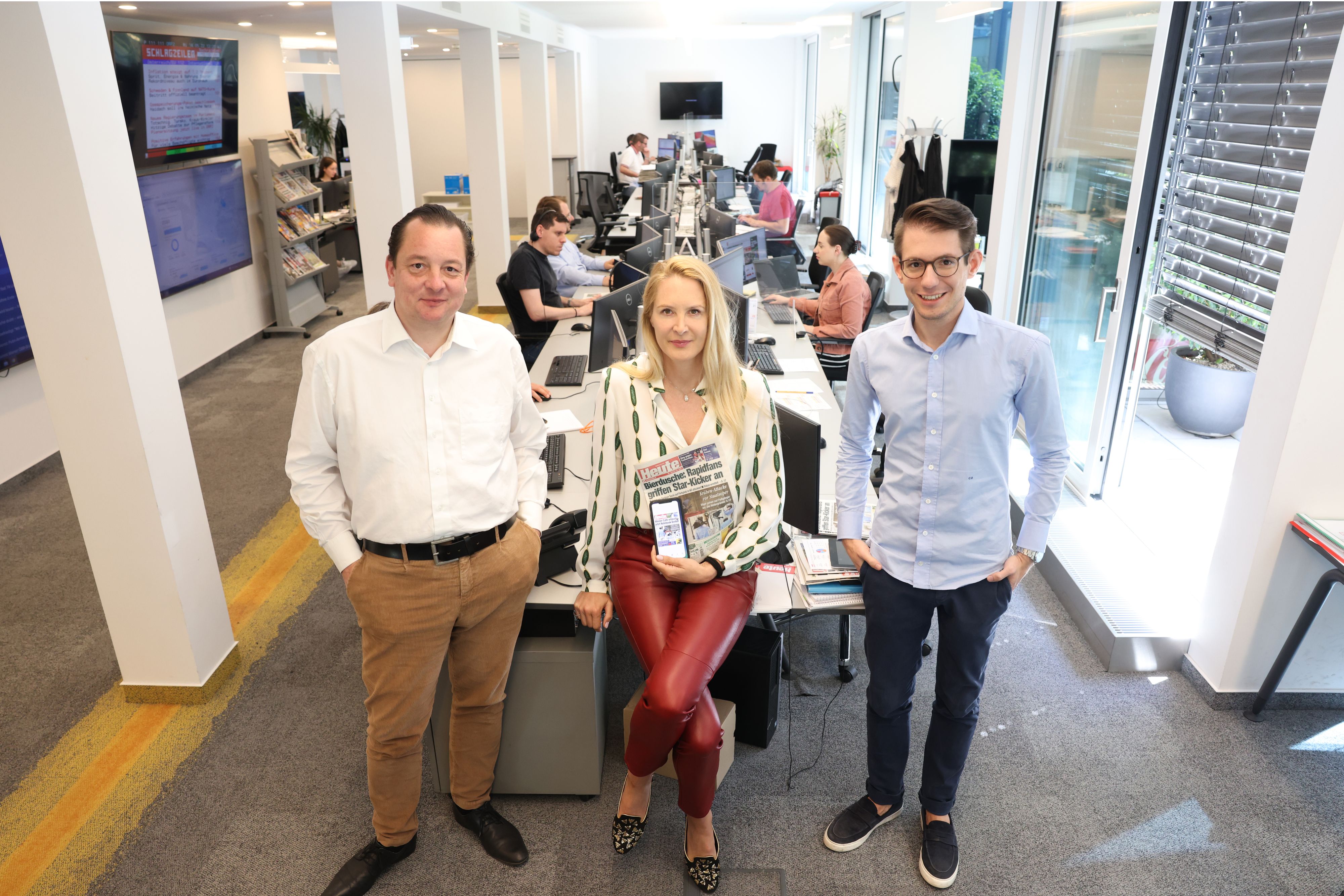 20220518 / heute gf und herausgeberin dr. eva dichand mit heute online peter frick und clemens oistric im newsroom redaktion / foto: sabine hertel / tageszeitung heute