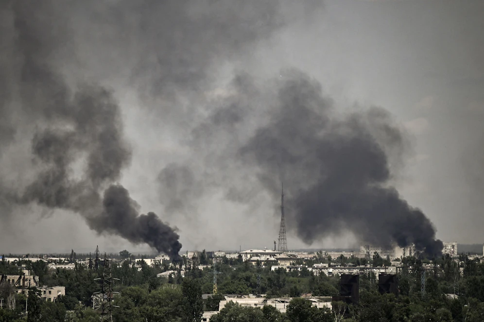 Nach wie vor fallen unermüdlich Bomben auf die Ukraine. Archivbild: Rauchsäulen über der bombardierten Stadt Sjewjerodonezk.