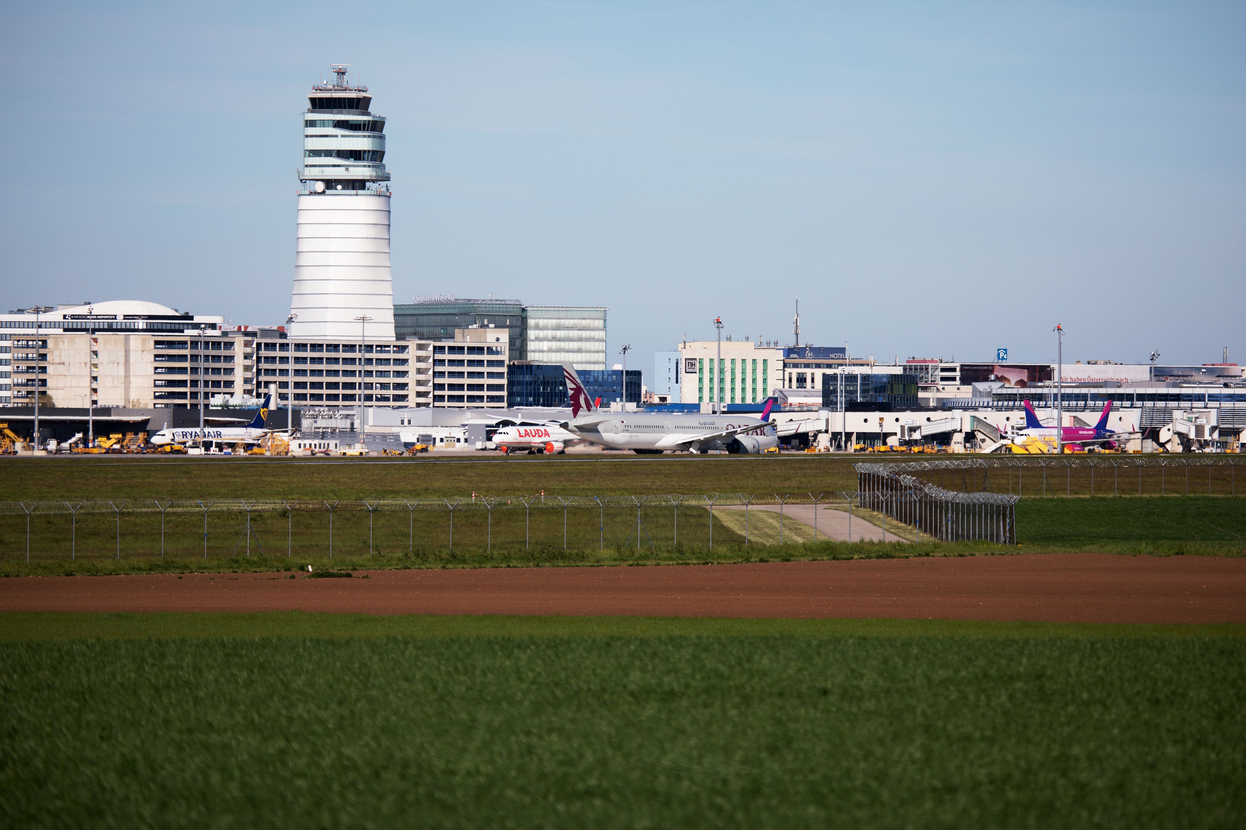 Download von www.picturedesk.com am 07.06.2022 (13:41).  Internationalen Flughafen Wien - Schwechat (VIE) mit Kontrolturm fotografiert am 09. Mai 2021. /// Vienna International Airport - Schwechat (VIE) with control tower photographed on May 09, 2021 - 20210509_PD14383 - Rechteinfo: Rights Managed (RM)