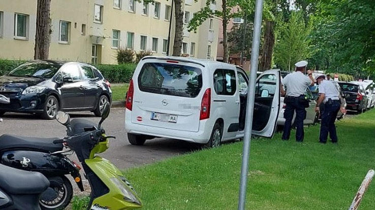 Rechtlich gesehen dürfen die Kontrollore in der zu engen Gasse parken. Moralisch ist das aber – auch für ihre Chefin – nicht in Ordnung.