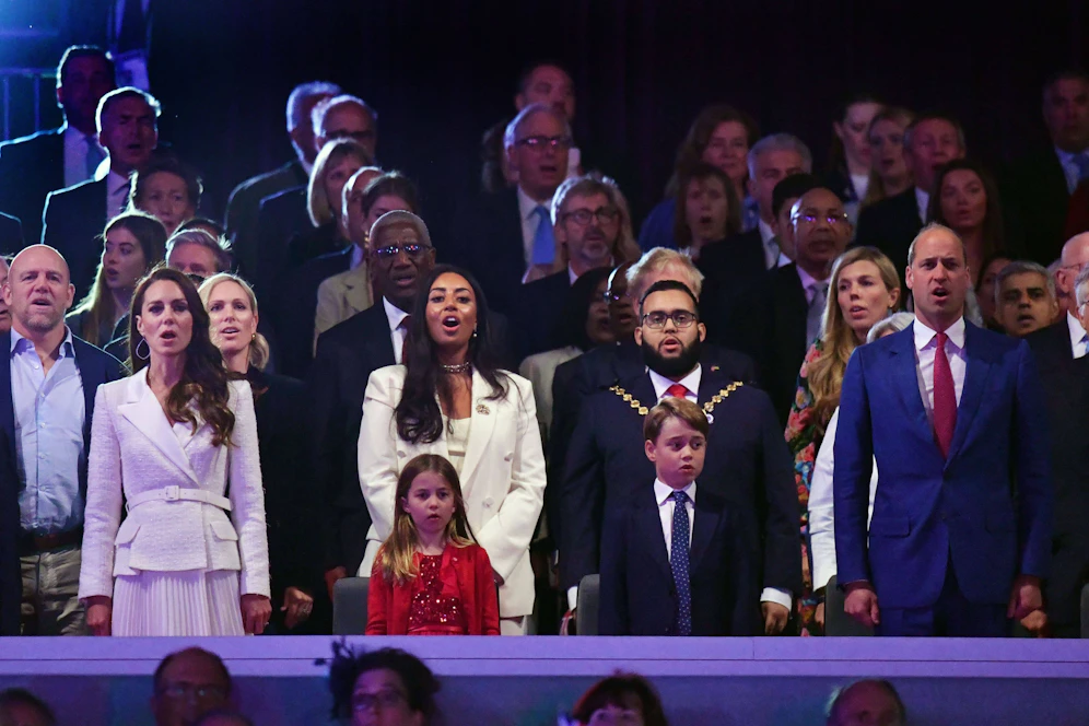 Duchess Kate mit ihren Kindern, Prince George und Princess Charlotte sowie Prince William bei der Platinum Party at the Palace. Das strahlend weiße Kleid sorgte gleich für Furore.