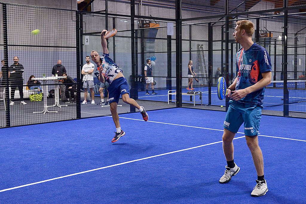 Gespielt wird beim Padel auf einem geschlossenen Platz von 20 x 10 Metern. Die Bälle haben weniger Druck als im Tennis, die Schläger sind nicht besaitet, haben eine Ähnlichkeit zu früheren Kanupaddeln – darum auch der Name. Der Ball kann von jeder Wand abprallen, darf aber nur ein Mal den Boden berühren. Gezählt wird wie im Tennis.
