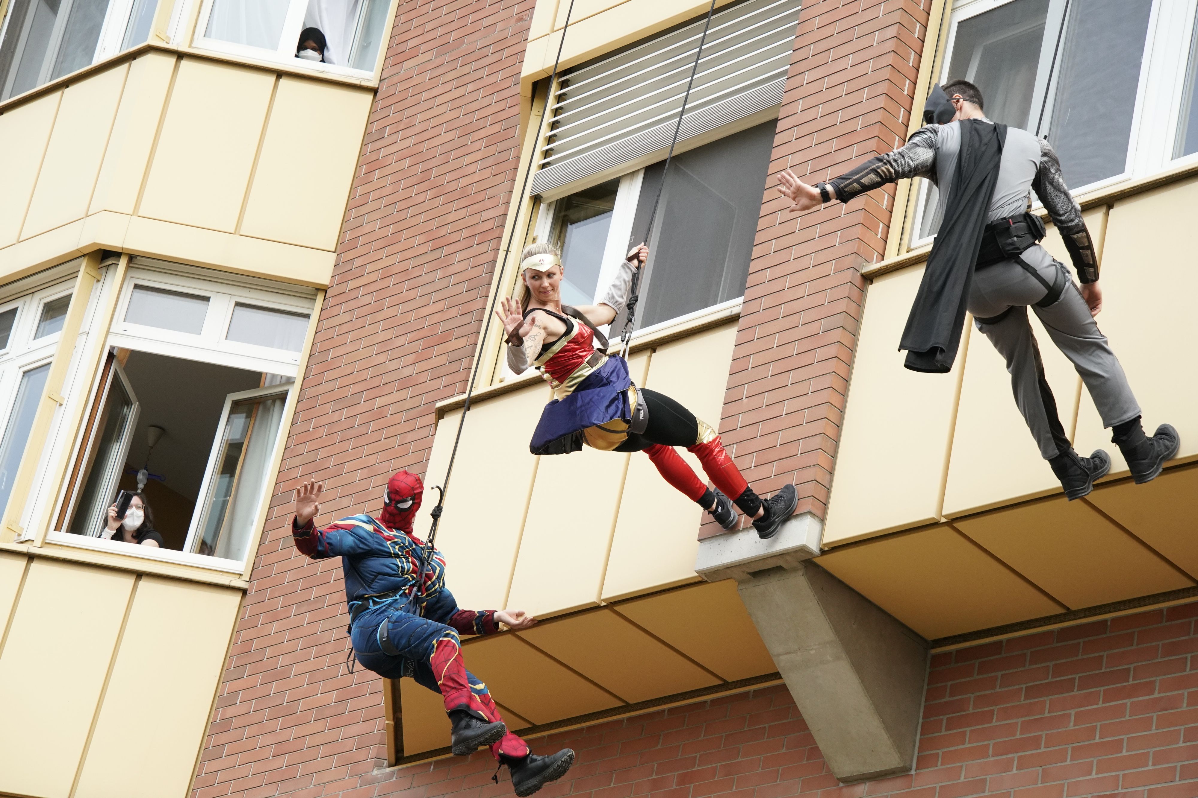 Um kranken Kindern eine Auszeit vom Alltag zu schenken, statteten WEGA-Beamte in Superhelden-Kostümen der Klinik Donaustadt einen Besuch ab.